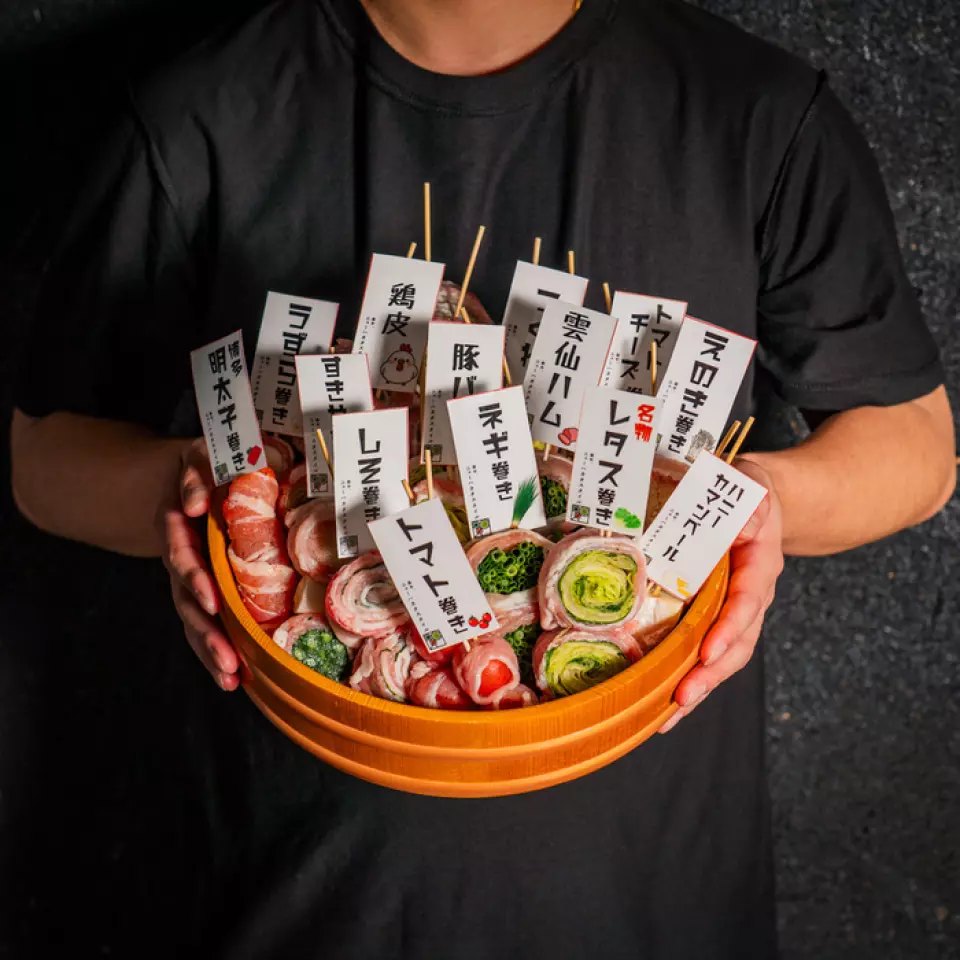 [A trendy neo-pub at Niigata Station] This restaurant prides itself on its Kyushu cuisine, including vegetable rolls!
