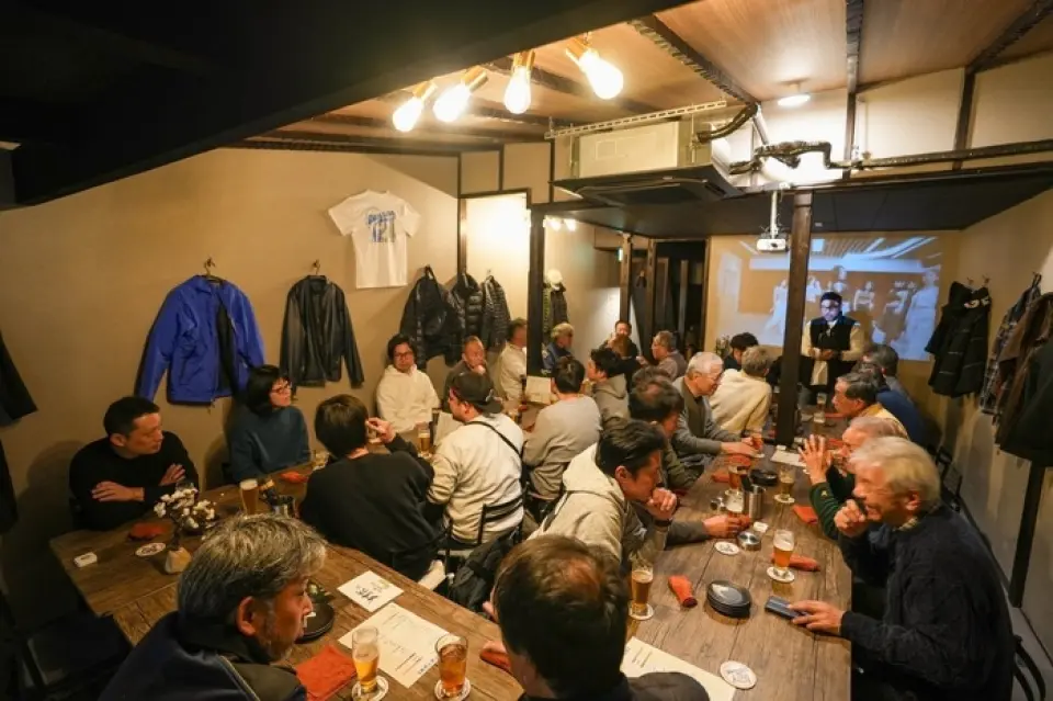 ร้านอาหารของเรามีทางเข้าเป็นผนังกระจก ทำให้มีพื้นที่เปิดโล่งกว้างขวาง ครัวแบบเปิดสร้างบรรยากาศเป็นกันเอง ชั้นแรกมีเคาน์เตอร์และโต๊ะกลม ชั้นสองมีโต๊ะ 6 โต๊ะที่นั่งได้ 4 คน ซึ่งสามารถเคลื่อนย้ายได้ ทำให้เหมาะสำหรับงานเลี้ยงขนาดใหญ่ นอกจากนี้ เรายังรองรับงานเลี้ยงส่วนตัวที่มีผู้เข้าร่วมสูงสุด 28 คนได้อีกด้วย นอกจากนี้ เรายังมีห้องส่วนตัวพร้อมโซฟาที่สามารถรองรับผู้เข้าร่วมสูงสุด 6 คนอีกด้วย!