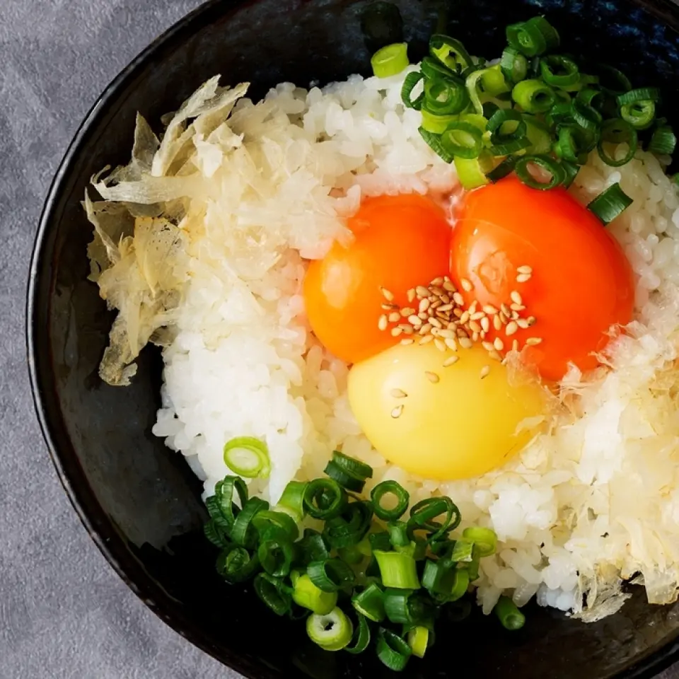 สีและรสชาติของไข่ไก่จะเปลี่ยนไปขึ้นอยู่กับอาหารของไก่! ไข่ไก่พันธุ์วาทามะจากจังหวัดโอกายามะมีสีแดงสด รสชาติเข้มข้น เลี้ยงด้วยอาหารพริกปาปริกา ไข่ไก่พันธุ์ยูซุทามะจากหมู่บ้านอุมาจิ จังหวัดโคจิ ซึ่งเป็นแหล่งผลิตยูซุชั้นนำของญี่ปุ่น มีลักษณะเด่นที่ “กลิ่นหอม” ไข่ไก่ที่เลี้ยงด้วยน้ำคุณภาพสูงและอาหารยูซุจะมีกลิ่นของยูซุ ไข่ไก่พันธุ์โยเมกโกะทามะจากเมืองอุจิโกะ จังหวัดเอฮิเมะ เป็นไข่ไก่ที่มีไข่แดงสีขาวบริสุทธิ์ ออกโดยไก่ที่เลี้ยงด้วยข้าวและโปรตีนจากพืชจากจังหวัดเอฮิเมะ