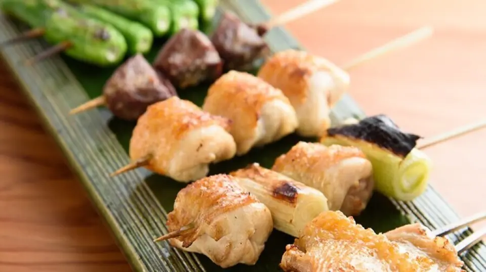 ยากิโทรินี้ทำจากไก่ฮินาอิจิโดริ ส่งตรงจากผู้ผลิตที่พิถีพิถันเรื่องอาหารสัตว์และวิธีการเพาะพันธุ์ และย่างอย่างพิถีพิถันบนถ่านบินโชทันในประเทศ