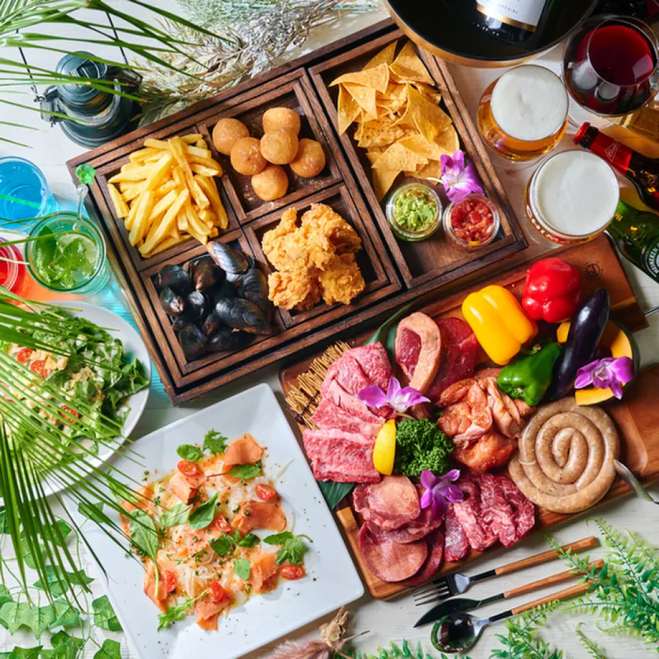 融合牙买加烤鸡、腌制猪肉等世界风味的多元文化BBQ。我们提供一系列与啤酒完美搭配的香气四溢的烤肉料理。空手BBQ套餐（含无限畅饮）4000日元起。