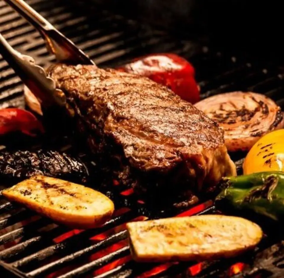 炭火烤制，鲜嫩多汁，肉质丰盛，香气四溢。我们提供牛肉、猪肉、鸡肉、香肠和海鲜等豪华烧烤，让您轻松享用。