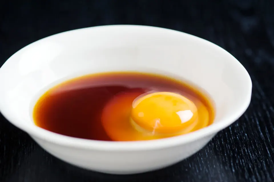 The secret soy sauce sauce, created by the previous owner and using the Wajima fish sauce "Ishiru", is a soy sauce-based dish that you can't find anywhere else. When you eat selected fresh Chinese cabbage and chicken with the special soy sauce and egg, the umami and flavor will spread in your mouth. You can only enjoy this taste at "Saburoubei".