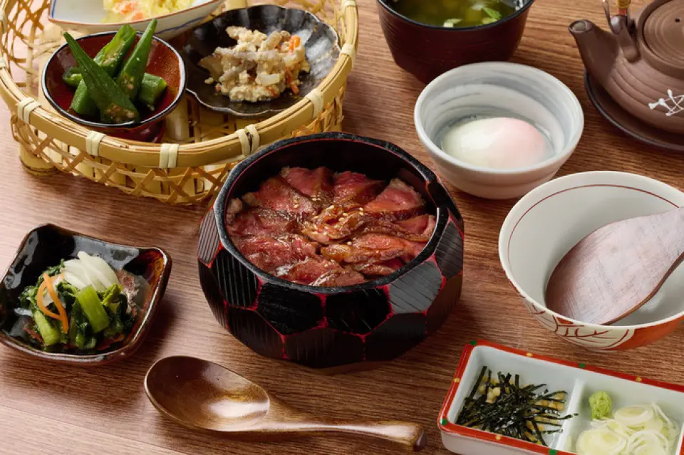 本店引以为豪的鳗鱼饭，采用成熟牛腩排制成，肉质浓郁，风味十足。即使加热也不易变硬，嚼劲适中。本店的和牛里脊鳗鱼饭，其特点是油脂滑嫩，口感浓郁香甜。请搭配本店自制酱汁、特制高汤和清爽的佐料，尽情享用鳗鱼饭。自制酱汁能充分激发肉的鲜味，与米饭完美搭配。单独享用，或搭配佐料和高汤，皆可完美。