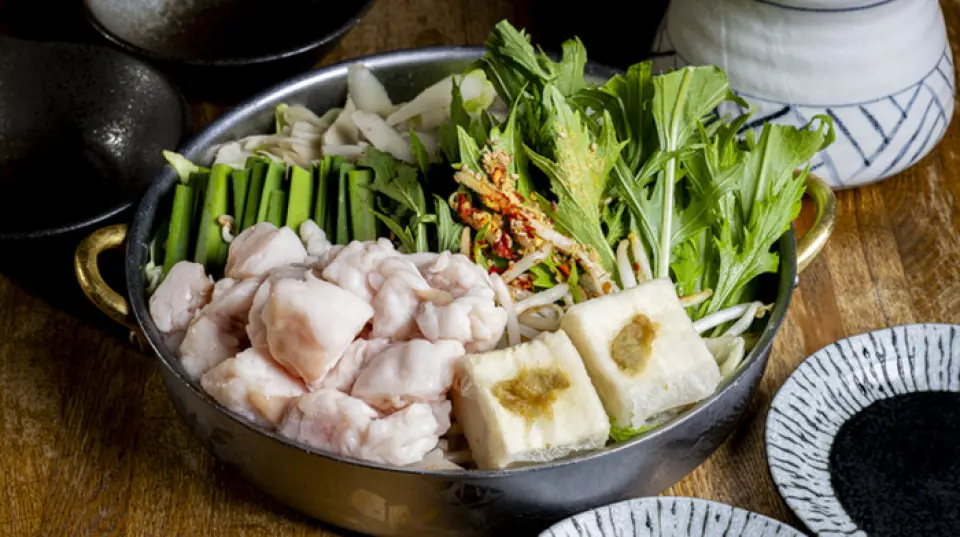 本店的招牌菜是只使用新鮮的國產內臟和蔬菜！從江戶時代就開始營業的老字號味噌店的白味噌，搭配使用天然食材熬煮的高湯，濃鬱醇厚，堪稱絕品。點餐人數可定，菜單上也提供豐富的額外食材。盡情享用內臟鍋後，您可以選擇粥、什錦麵或極品七味烏龍麵來完美收尾！