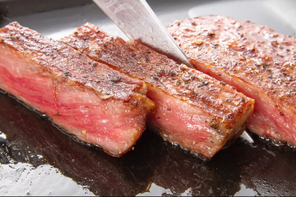 Our restaurant offers carefully selected Kobe beef and Kuroge Wagyu beef steaks at reasonable prices. We recommend the Kobe beef sirloin steak, which is made using only the finest Kobe beef! The ingredients are of high quality, so it is served simply seasoned, and can be enjoyed with rock salt or ponzu sauce. In addition, the meat is cooked in an open kitchen, so you can watch it being grilled.