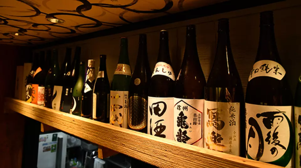 Chúng tôi cẩn thận lựa chọn rượu sake từ khắp Nhật Bản để dùng kèm với oden và sashimi. Chúng tôi luôn có khoảng bảy thương hiệu trong kho, thay đổi theo thời gian. Hãy đến và thưởng thức hương vị của loại sake mà bạn sẽ tìm thấy trong ngày hôm đó. Chúng tôi cũng giới thiệu "Kombu Sour", cho phép bạn trải nghiệm trọn vẹn hương vị umami của dashi kombu. Sự kết hợp tinh tế giữa kombu và soda tạo nên hương vị gây nghiện.