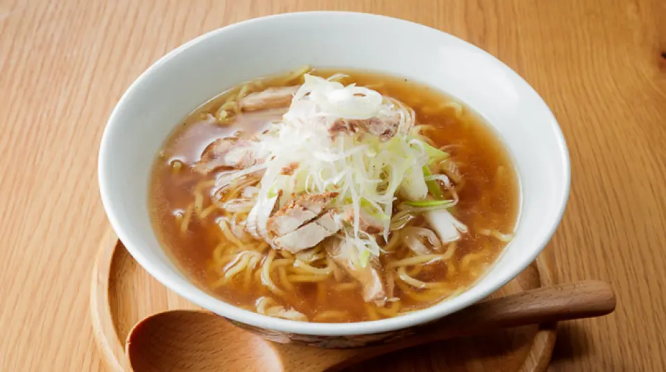 我们的招牌菜“麻婆豆腐”力求打造完美平衡的口味。它不会过辣，适合各种人群。“叉烧葱汤面”也是一道人气菜肴，您光临本店时一定不能错过。其主要食材是用鸡肉、猪肉和中式火腿熬制的汤汁，经过八小时的精心炖煮。午餐时段，您可以享用我们人气颇高的麻婆豆腐和叉烧葱汤面套餐。