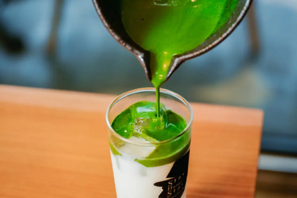 เรามีเครื่องดื่มหลากหลายชนิดจากนานาชาติ เช่น ไวน์สปาร์กลิง ซามูไรโซดา เดนกิบรั่นดี ลาเต้มิกซ์ ชาอินเดีย ลัสซี่ ฯลฯ เพลิดเพลินกับเครื่องดื่มสุดพิเศษที่คุณไม่สามารถหาได้จากที่อื่น!