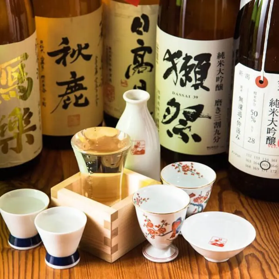 Our restaurant stocks a wide variety of famous sakes from all over Japan, so you can choose your favorite from the wide selection in the showcase. We have a full drink menu, including sake and shochu. Our staff will suggest the perfect drink to go with your meal, allowing you to enjoy a wonderful pairing with seafood dishes.