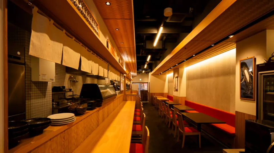 Our cozy interior aims to create a space where everyone can feel comfortable and at ease. We have spacious table seats and counter seats that are perfect for solo diners. We are conveniently located just a 2-minute walk from Umekoji Kyoto-Nishi Station, making it the perfect place for a drink after work! Please stop by!