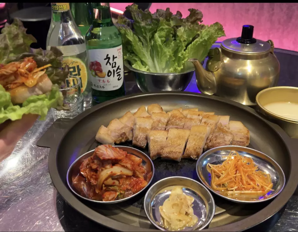 Samgyeopsal, made with "chestnut pork" with a high-quality sweetness and no odor, is also very popular! Each piece is carefully cut by hand and cooked on a "hot stone" in front of the customer. The far-infrared effect makes it plump, juicy and fragrant. Enjoy it with samjang, kimchi, garlic and wrapped in lettuce. Other recommended dishes include "Santomi Water Kalbi," which is similar to Japanese sukiyaki, and "Sun Tofu Jjigae," which is familiar from dramas set in Itaewon. A masterpiece that has been carefully crafted!