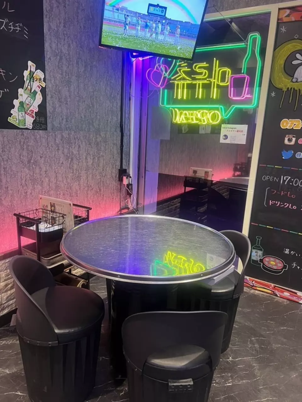 Maruchu's eye-catching neon signs and signs are reminiscent of famous dramas set in Itaewon. Not only the exterior, but the interior of the restaurant also has a stylish neon atmosphere. Please feel free to take photos when you visit! We offer table seating where you can experience the authentic Korean atmosphere. We are proud of the homely atmosphere that both staff and customers can enjoy◎ We welcome you with our heartfelt food and service. Please feel free to use our restaurant for meals with friends and colleagues, various banquets, etc.!