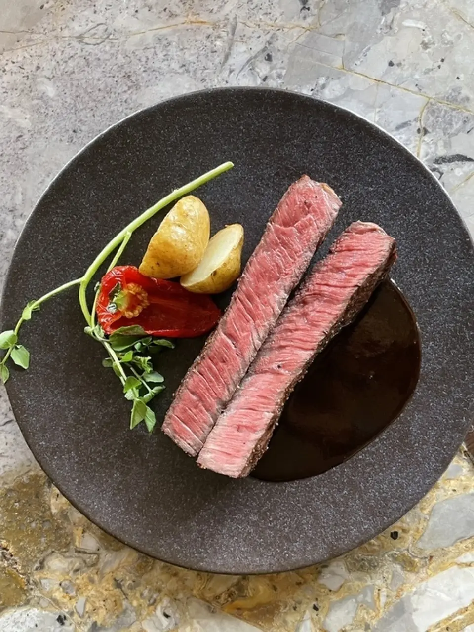 The Josper Grill cooks both roast and grill at the same time, resulting in a fragrant exterior and a moist interior. Enjoy the wonder of cooking.