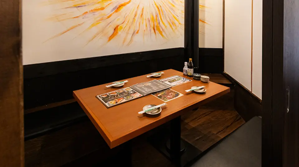 Sự ấm áp của gỗ trong nhà hàng tạo nên bầu không khí ấm cúng, gần gũi! Ngoài bàn và kotatsu chìm, chúng tôi còn có phòng bán riêng có cửa ra vào. Phòng bán riêng có sức chứa lên đến 50 người và chúng tôi hoan nghênh đặt chỗ cho cả nhóm nhỏ và lớn. ◎ Chỉ cách Ga Anjo trên Tuyến chính JR Tokaido 2 phút đi bộ, rất thuận tiện cho việc gặp gỡ và rời đi. Vui lòng sử dụng cho nhiều dịp khác nhau, lớn và nhỏ, chẳng hạn như tiệc công ty, hẹn hò và đêm dành cho con gái!