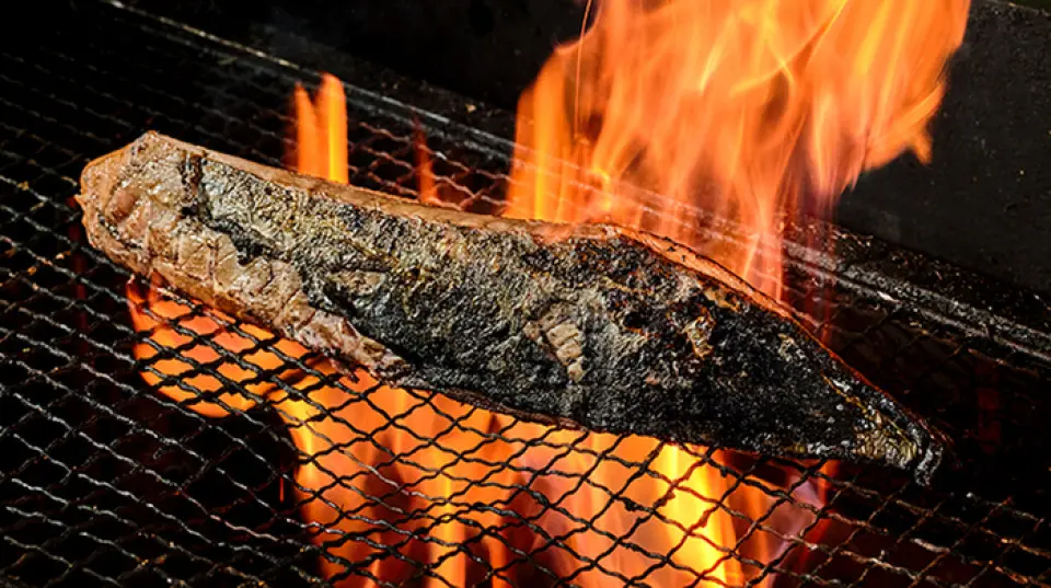 Món đặc sản "straw-grilled" của chúng tôi được nướng trên lửa một lần, tập trung hương vị. Ngay khi bạn cắn một miếng, mùi thơm của rơm hun khói sẽ tràn ngập trong miệng bạn. Đề xuất hàng đầu của chúng tôi là "straw-grilled bonito", giòn ở bên ngoài và mềm mại ở bên trong, khiến bạn nghiện! Bạn có thể thưởng thức cảnh nấu ăn trực tiếp ngay trước mặt mình tại quầy, đây cũng là một điểm thu hút. Thưởng thức các món ăn nướng rơm thơm ngon, sẽ khiến bạn muốn uống nhiều hơn!