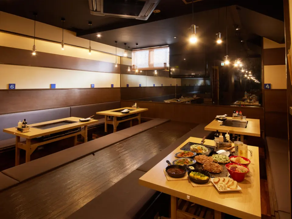 Our restaurant has a relaxing Japanese atmosphere and is spacious. There are tables in the front so you can enjoy your meal without worrying about the smell! There is tatami seating in the back where you can grill your own monjayaki. Please enjoy a relaxing time in this spacious space.