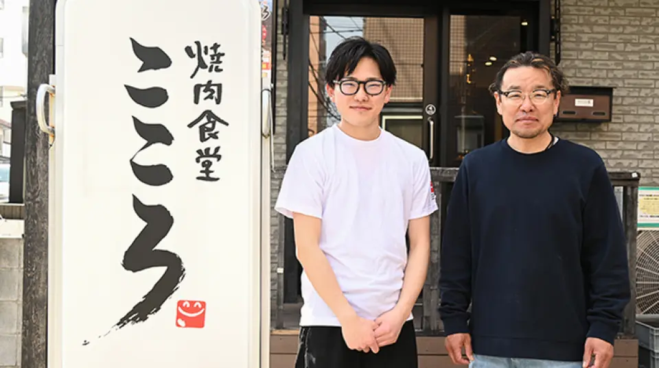 저희 레스토랑은 미소 짓는 공간을 만들기 위해 최선을 다하며, "모두의 마음을 풍요롭게" 하는 것을 목표로 합니다. 저희 직원들은 항상 밝고 따뜻한 마음으로 여러분을 맞이할 준비가 되어 있습니다. 아늑한 분위기 속에서 함께 건배할 수 있기를 바랍니다. 부담 없이 오셔서 즐거운 시간을 보내세요!