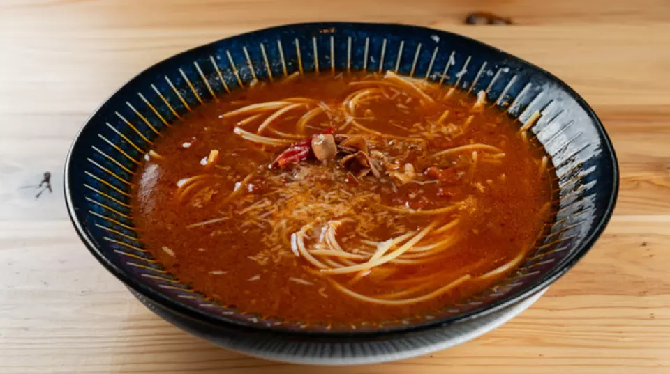เมนูที่เราแนะนำคือ "ซุปพาสต้า" แบบดั้งเดิมของเรา ซึ่งทำจากซุปไก่ที่ปรุงเหมือนอยู่ในร้านราเม็ง ซุปที่เข้มข้นจะเข้ากันกับพาสต้า ทำให้ได้รสชาติที่อร่อยเลิศ นอกจากนี้ เรายังมีปลาทูน่าสดที่ส่งตรงจากตลาดในราคาที่น่าทึ่งอีกด้วย เมนูที่เราแนะนำคือสตูว์เอ็นวัวของเรา