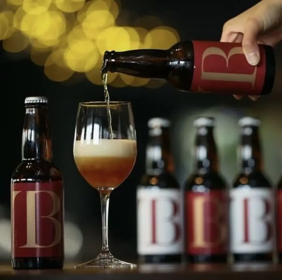 เครื่องดื่มทั้งหมดมาจากนีงาตะ เรามีเครื่องดื่มให้เลือกมากมาย ตั้งแต่เบียร์ เหล้าเปรี้ยว ค็อกเทล สาเก ไวน์ และเครื่องดื่มไม่มีแอลกอฮอล์ นอกจากนี้ เรายังมีเครื่องดื่มแบรนด์ส่วนตัวที่ดื่มได้เฉพาะที่บาร์ของเราเท่านั้น นอกจากนี้ เรายังมีตัวเลือกเครื่องดื่มพรีเมียมแบบไม่อั้นอีกด้วย