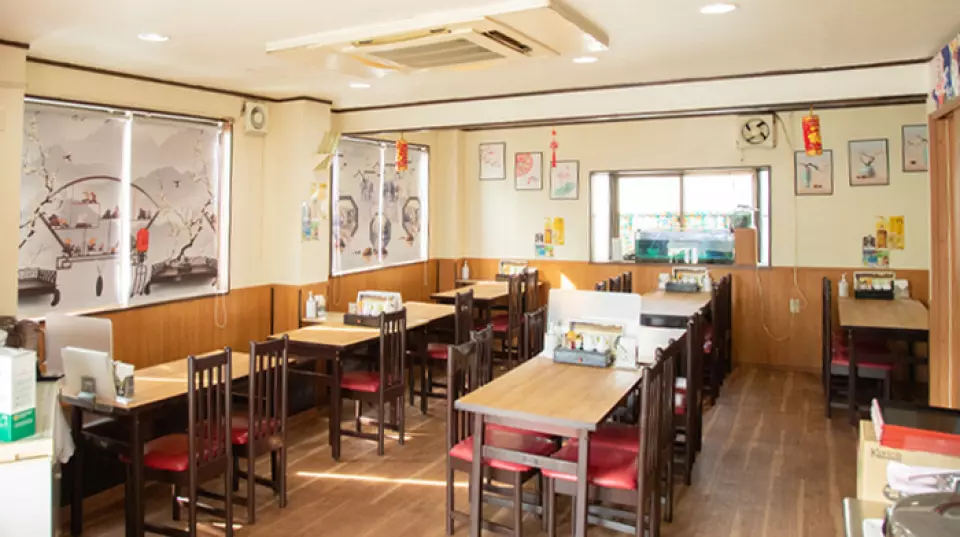 新开业的店内明亮，氛围轻松惬意，温馨舒适。从大型宴会到小型聚会，我们都能承办各种活动。宽敞的餐桌非常适合悠闲用餐，或是您只想小酌一杯。我们也接受宴会预订，欢迎您前来光临。