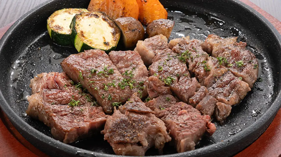 The best recommendation is the carefully selected meat dishes. Among them, the "steak" is recommended, which changes depending on what is in stock. You can enjoy it with cooking methods and seasonings that match the cut of meat unique to that day! The "hamburger steak" which is finished with cheese sauce on top is also ◎ ◎ The gorgeous appearance is also great for photos.