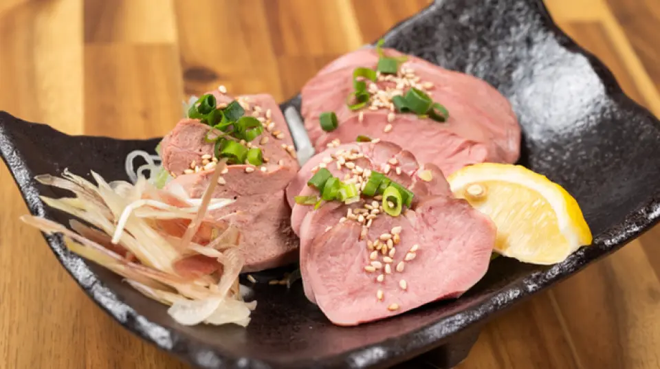 We offer a variety of meat sashimi dishes, including pork tongue, liver, heart and tripe. By cooking fresh meat at a low temperature until it is moist, you can enjoy a texture close to that of raw meat. Please enjoy it as a snack with your drinks!