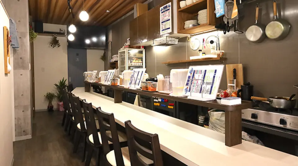 ร้านอาหารแห่งนี้มีบรรยากาศที่น่าดึงดูดใจ คุณสามารถแวะมาที่ร้านได้ทั้งแบบไปเองหรือกับเพื่อน ๆ นอกจากนี้ เรายังมีบริการแกงกะหรี่มื้อเช้าในวันจันทร์และวันพุธ ตั้งแต่ 7.00 น. ถึง 9.00 น. เซ็ตอาหารประกอบด้วยแกงกะหรี่และสลัดจานเล็ก จึงเหมาะสำหรับทานก่อนทำงานหรือทำกิจกรรมในตอนเช้า เรามีที่นั่งเคาน์เตอร์ 9 ที่ แวะมาทานอาหารกลางวันหรือมื้อเย็นแบบด่วน ๆ ได้เลย! อย่าลังเลที่จะพาครอบครัวหรือเพื่อนร่วมงานมาด้วย สุนัขมาสคอตของเราจะต้อนรับคุณอย่างอบอุ่น