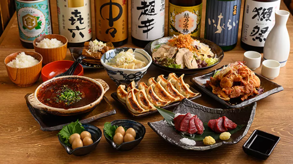 我们提供适合4人以上团体的套餐，非常适合多人聚餐。套餐包含6道菜，其中包括我们招牌的鲜嫩多汁的煎饺，并赠送2小时现场加购饮品！如果您想品尝更多种类的菜肴，我们推荐包含8道菜的4300日圆套餐。我们也可以根据您的预算订制菜肴，欢迎随时与我们联系。