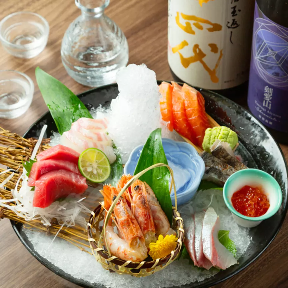 本店以「今日最鮮美的魚」為宗旨，每天早晨從市場精心挑選當季鮮魚，為您奉上營養豐富、油脂豐富的美味佳餚。如果您不知該點什麼，我們推薦「什錦刺身拼盤」。此外，我們也提供豐富多元、充分展現食材原味的菜餚。歡迎蒞臨本店，品嚐當日鮮魚！