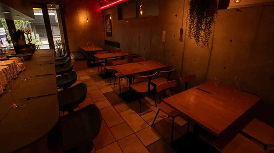 ร้านอาหารมีบรรยากาศที่ผ่อนคลายและมีเคาน์เตอร์ 3-4 ที่นั่ง ห้องกึ่งส่วนตัวพร้อมโซฟาที่นั่งได้ 6-8 คน และโต๊ะโซฟาที่นั่งได้ 6 คนขึ้นอยู่กับจำนวนคน ร้านอาหารสามารถจองได้เฉพาะกลุ่มที่ไม่เกิน 20 คน ในเวลาอาหารกลางวันเหมาะสำหรับการรับประทานอาหารกลางวันของที่ทำงานหรือพบปะสังสรรค์กับคุณแม่ ในเวลาอาหารเย็นสามารถใช้สำหรับวัตถุประสงค์ที่หลากหลาย เช่น ปาร์ตี้ดื่มเหล้าเก๋ๆ ที่คุณสามารถเพลิดเพลินกับไวน์ มื้ออาหารกับเด็กๆ การสังสรรค์กับเพื่อนและเพื่อนร่วมงาน และงานเลี้ยงต้อนรับและงานเลี้ยงอำลา