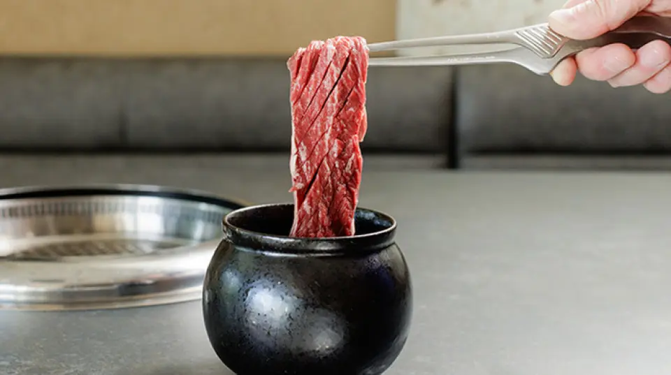 เราใช้เฉพาะวัวตัวเมียที่คัดเลือกมาอย่างพิถีพิถัน โดยเน้นที่แหล่งกำเนิดของเนื้อวัว เรานำเสนออาหารที่เน้นความสดและคุณภาพ เราขอแนะนำ "Wagamama Skirt Steak" ที่มีกลิ่นกระเทียม สเต็กเนื้อส่วนนี้หมักในหม้อ จึงทำให้ได้รสชาติที่กลมกล่อม "Tamburian" เป็นเนื้อส่วนหายากที่หาได้ในปริมาณน้อยมากจากวัวเพียงตัวเดียว ความดึงดูดใจอยู่ที่ความนุ่มละมุนอันประณีต หัวหน้าเชฟของเราซึ่งทำงานกับเนื้อสัตว์มาหลายปีและเชฟคนอื่นๆ ที่เป็นผู้เชี่ยวชาญด้านเนื้อวัว สร้างสรรค์อาหารจานเด็ดที่หลากหลาย คอร์สของเราช่วยให้คุณเพลิดเพลินกับอาหารจานยอดนิยมมากมาย