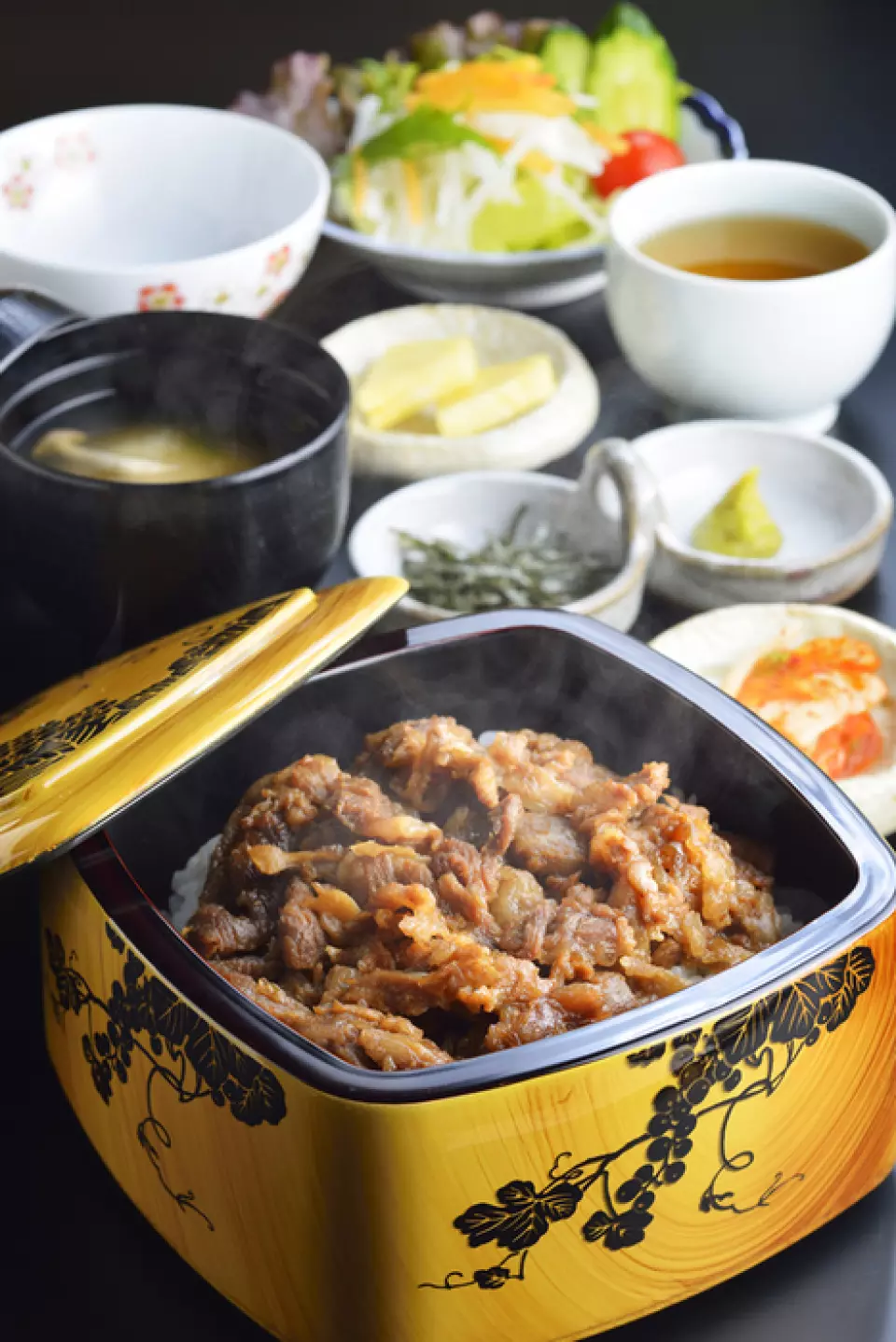 午餐限定菜單「神戶牛馬伏」是使用黑毛和牛製作的奢華料理。甜辣的醬汁與肉質完美融合，帶來絕妙的口感。價格實惠，含飲料1,080日圓。請盡情享受幸福的午餐時光。