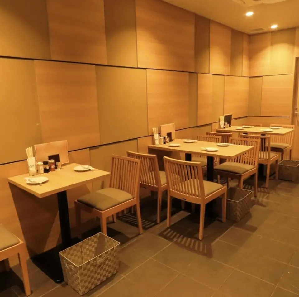 ร้านอาหารของเราอยู่ห่างจากสถานี Shianbashi เพียง 1 นาทีโดยการเดิน และมีบรรยากาศที่ผ่อนคลายและเป็นกันเอง ภายในร้านอันหรูหราของเรายังมีที่นั่งแบบเคาน์เตอร์เพื่อให้คุณได้ผ่อนคลาย ไม่ว่าคุณจะมาทานอาหารคนเดียวหรือมาออกเดท นอกจากนี้ เรายังจัดงานส่วนตัวและคอร์สอาหารพร้อมเครื่องดื่มไม่อั้น ทำให้ที่นี่เป็นสถานที่ที่เหมาะสำหรับการมาพบปะสังสรรค์กับเพื่อนๆ