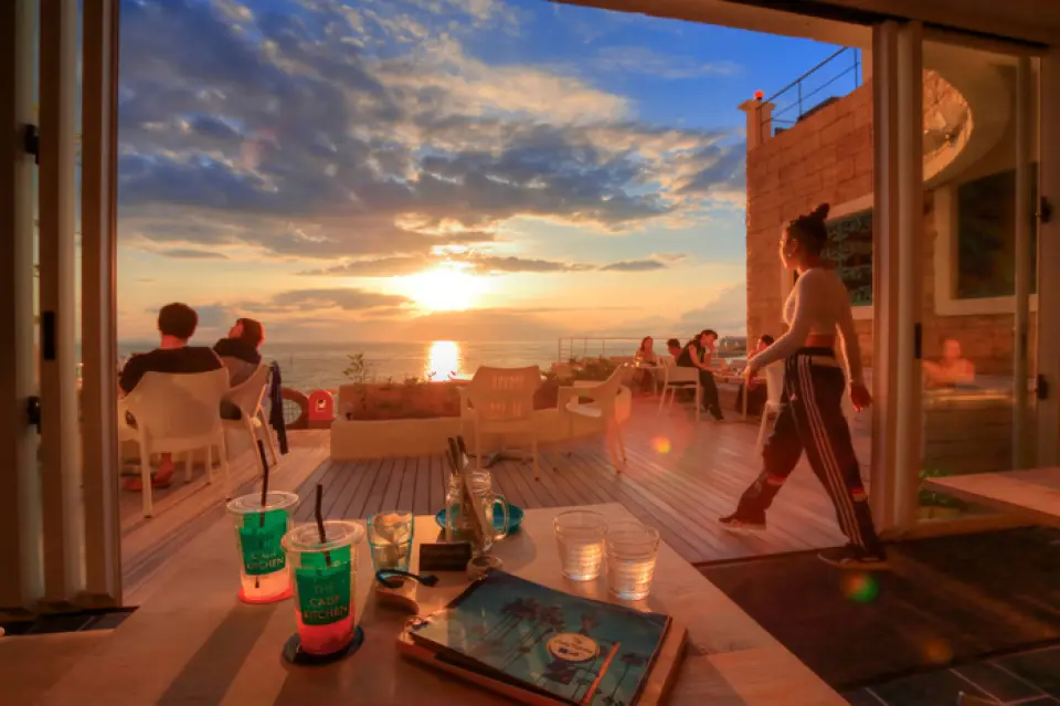 ชายหาด Mihama Sunset Beach อยู่ตรงหน้าคุณ ซึ่งคุณสามารถชมพระอาทิตย์ตกที่สวยงามที่สุดแห่งหนึ่งในโอกินาว่าได้ คุณสามารถเพลิดเพลินกับมื้ออาหารของคุณพร้อมชมทิวทัศน์อันลึกลับที่เปลี่ยนไปตามเวลาของวัน ตั้งแต่พระอาทิตย์ตกดินไปจนถึงแสงยามเย็น