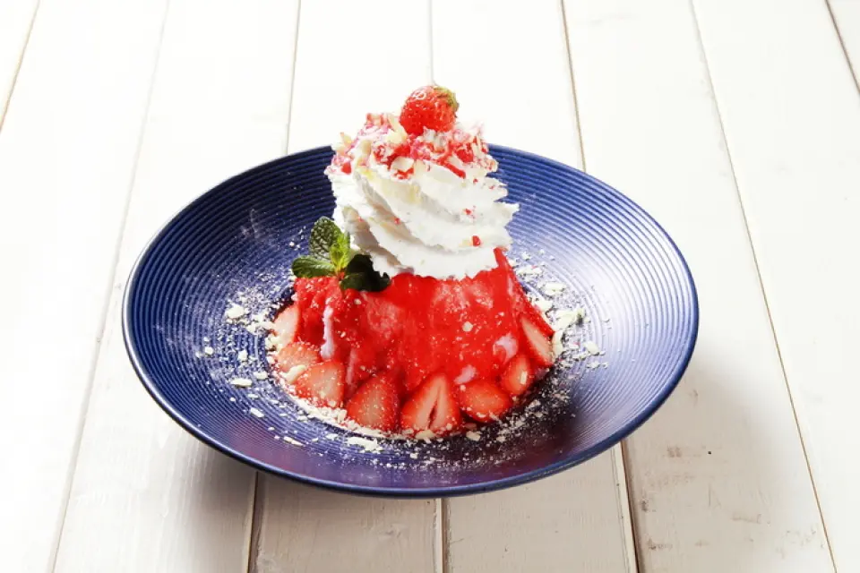 น้ำแข็งไสเนื้อละเอียดนุ่มละมุนลิ้น เราเสิร์ฟซอสที่คัดสรรมาอย่างดี 4 ชนิด ตั้งแต่รสสตรอว์เบอร์รียอดนิยม ไปจนถึงซอสท็อปปิ้งที่ให้ความรู้สึกเหมือนอยู่ในรีสอร์ทของโอกินาว่า เลือกเครื่องดื่มที่คุณชอบให้เหมาะกับอารมณ์ของคุณในแต่ละวัน