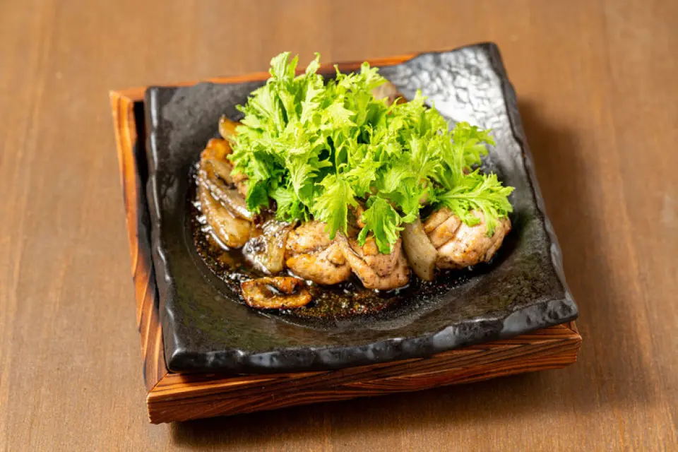 本店的烤鸡肉串主要以国产鸡肉为主料，用备长炭以高温炙烤至香气四溢。外皮酥脆香浓，内里鲜嫩多汁，鲜香四溢！尤其推荐“鸡腿肉烤鸡”，先用炭火烤熟，再淋上白兰地，火苗腾腾，令人惊艳。拍照效果也相当惊艳。
