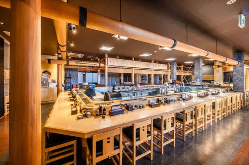 At the counter seats, you can enjoy sushi made by a chef right in front of you. In addition, the table seats for up to four people are sofa-type, making it perfect for family meals. You can enjoy the chef's work from either seat, which is one of the attractions! You can also use the parking lot at Pier Banzai store for free for 90 minutes, and if you spend 1,000 yen or more, you will receive a free 60-minute service ticket.