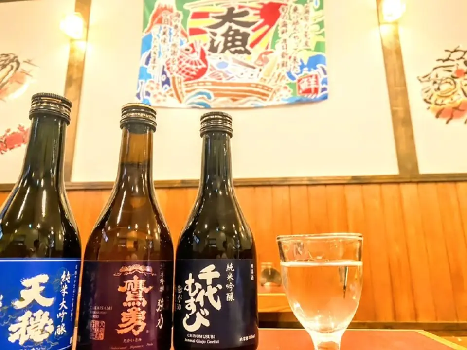 Chúng tôi có khoảng 10 loại rượu sake từ vùng Sanin, chẳng hạn như Shimane và Tottori, để bạn có thể thoải mái so sánh chúng. ◎Chúng tôi có loại rượu sake rất hợp với hải sản, vì vậy hãy thưởng thức theo cách bạn thích, dù là rượu sake lạnh hay rượu sake nóng. ♪Chúng tôi cũng cung cấp nhiều loại đồ uống khác, chẳng hạn như bia, rượu vang và cocktail highball, vì vậy hãy thưởng thức đồ uống yêu thích của bạn!