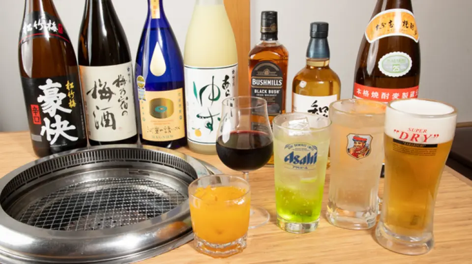 您可以享用由經驗豐富的廚師精心挑選的優質肉類。推薦菜餚包括肉質鮮嫩的“厚切鯖魚”，以及肉質稀少、適合下酒的“內臟”。此外，我們也提供各種宴會當天無限現場加購飲品，歡迎您享用。對於不喝酒的客人，我們還提供無限暢飲的現場加購飲品和無酒精菜單！店主精心挑選的瓶裝葡萄酒也值得一試。不妨在週年紀念日或特別的場合享用一頓晚餐。