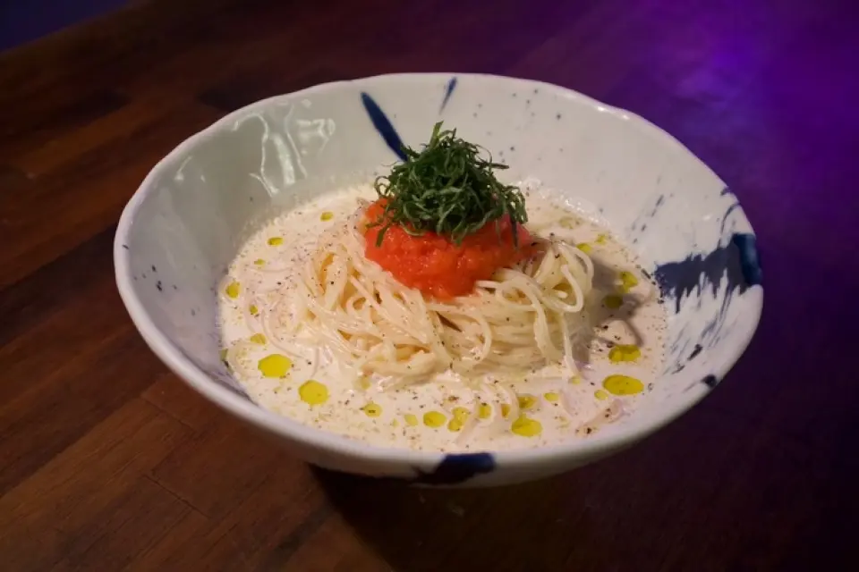 เมนูที่ได้รับความนิยมมากที่สุดของเราคือ "พาสต้าครีมเมนไทโกะเย็น" ซึ่งเป็นเมนูที่ใครๆ ก็อยากลองทานเป็นอาหารจานหลักหรือจานสุดท้ายก็ได้ นอกจากนี้ เรายังมีเมนูอื่นๆ อีกมากมายที่เข้ากันได้ดีกับเครื่องดื่มแอลกอฮอล์ เช่น ลูกชิ้นสาหร่ายโมซูกุ และดาชิมากิทามาโกะ (ไข่เจียวม้วนในน้ำซุป) ที่ปรุงบนกระทะร้อนในครัวเปิด โปรดอย่าลังเลที่จะลองชิม