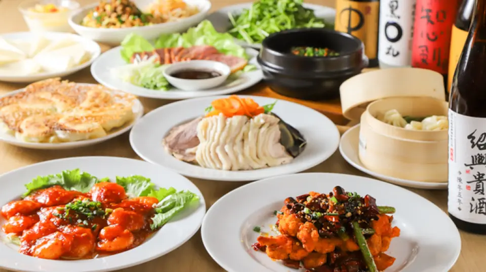 ในบรรดาคอร์สต่างๆ ขอแนะนำ "คอร์ส" เป็นพิเศษ เพราะคุณจะได้สัมผัสกับเสน่ห์ของอาหารเสฉวนได้อย่างเต็มที่ คุณจะได้ลิ้มลอง "เต้าหู้หม่าโผ" และ "ไก่ทอดพริกขี้หนู" ซึ่งเป็นตัวแทนของอาหารเสฉวน! "เต้าหู้หม่าโผ" เสิร์ฟในหม้อไฟร้อนๆ "ไก่ทอดพริกขี้หนู" โดดเด่นด้วยรสชาติที่เผ็ดร้อนถึง 2 เท่า ให้คุณได้สัมผัสประสบการณ์กระตุ้นความอยากที่เป็นเอกลักษณ์ของอาหารเสฉวน เชิญมาลิ้มลองอาหารเสฉวนแท้ๆ ที่ยังคงรสชาติแบบต้นตำรับไว้ ◎