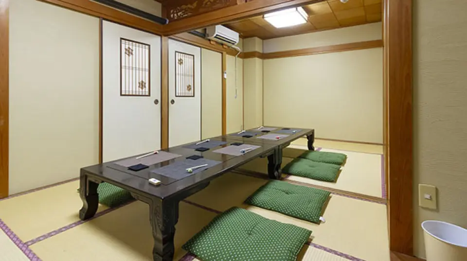 餐厅氛围轻松惬意，您可以按照自己的节奏享用美食。我们拥有两间4.5叠的包厢，非常适合招待客人。推拉门最多可容纳15人，欢迎多人用餐。此外，我们还提供下沉式暖桌和六人吧台，您可以近距离观看食材的制作过程，并与厨师聊天，适合各种场合。我们位于主干道沿线，位置便利，交通便利。