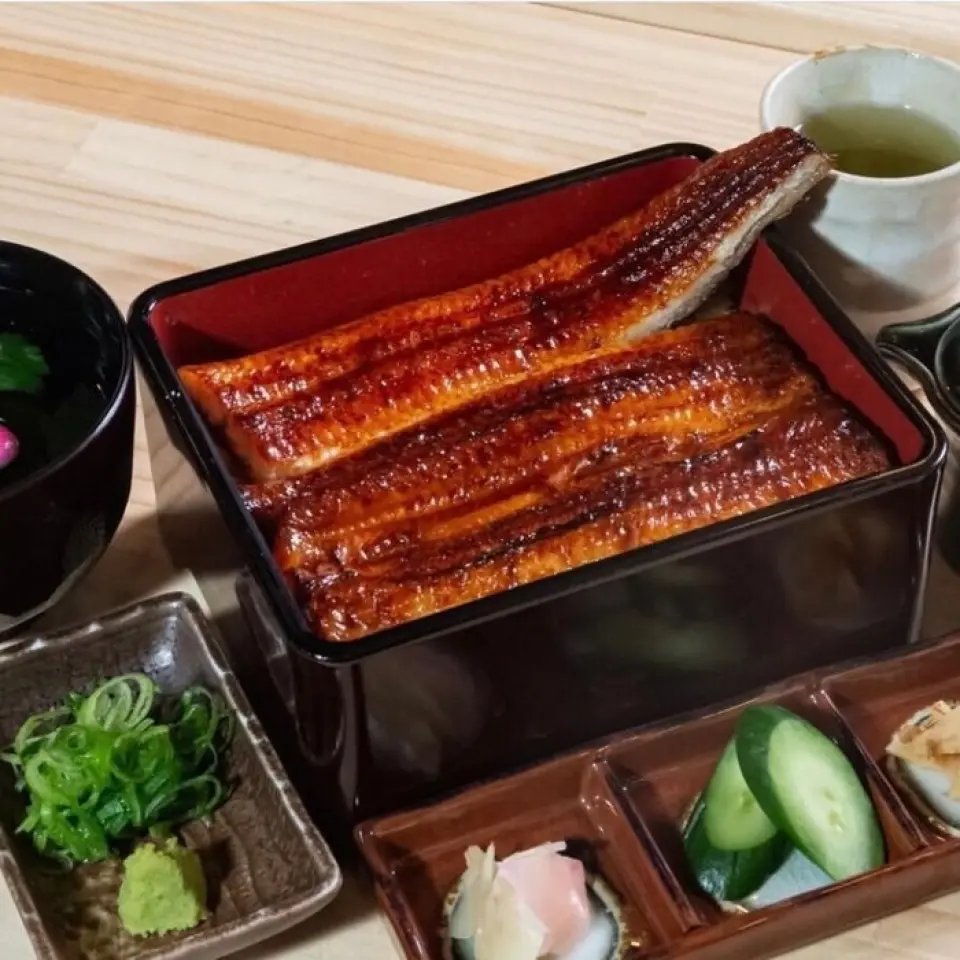 成瀨引以為傲的「鰻魚宴」是用一整條香氣撲鼻的大鰻魚烤製而成。精心烹調，外脆內軟。搭配兩種醃菜和芥末、蔥花等佐料，可以享受口味的變化，讓您百吃不厭。