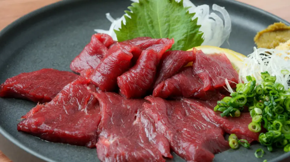 本店采用九州新鲜食材，并加入丰富的时令海鲜。特别推荐福冈特色菜肴“芝麻鰤鱼”，让您尽享鲜美口感和美味。此外，店主从福冈县大刀洗町的肉铺直销的马肉刺身，与佐料完美搭配，入口即化，美味无比。此外，我们还提供各种西式菜肴，例如肝饼和蒜蓉辣酱。