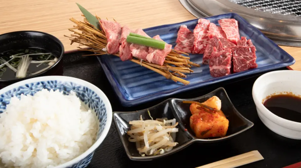 我們提供豐盛實惠的烤肉午餐。我們最推薦的是「天童午餐」。您可以品嚐到三種經典肉品：牛舌、排骨和牛腩排。所有座位都配有煙燻撣子，防止衣服沾上煙燻味。我們也提供「肉蓋飯」等蓋餐點。也提供外帶服務♪