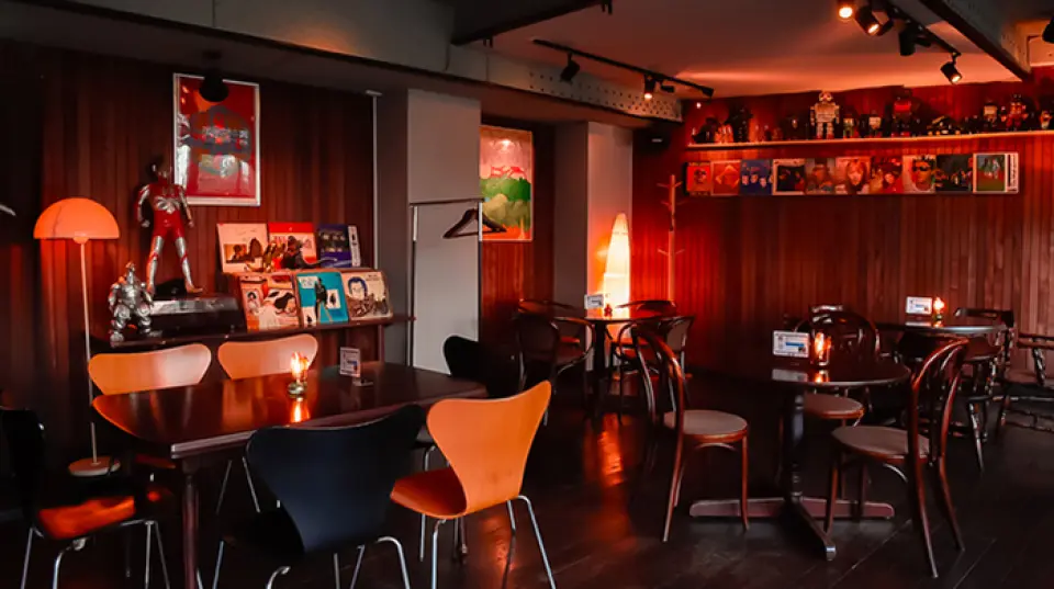 Located in the center of Fukuoka City, our restaurant is easily accessible and welcomes people of all ages and genders! The tables and decorations have remained unchanged since our establishment, creating a retro atmosphere. The slightly dark and moody interior also has an appealing adult atmosphere. It's perfect for a date or a drink alone after work! We can also accommodate private parties of 25 to 40 people. We also offer microphone and speaker rentals. Please feel free to contact us if you are planning a wedding reception or other party!