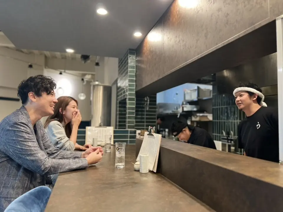 Our restaurant offers counter seats and table seats. The ingredients are prepared right in front of you at the counter, and you can always ask us for menu recommendations. It's perfect for a date or a meal for two.