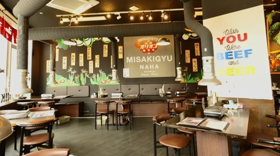 店內氣氛輕鬆愜意，是一家可容納多人用餐的烤肉店。店內設有4個吧台座位和桌椅座位。如果您是觀光客，歡迎光臨本店，品嚐美味的烤肉。