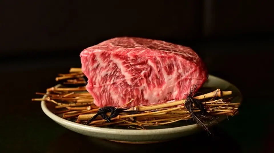 本店供應使用A4和A5等級的石垣牛和三崎牛烹調的烤肉。三崎牛的特色是霜降細膩，風味濃鬱；石垣牛則以香甜濃鬱的口感為特色。此外，我們也使用沖繩產的Agu豬肉。蔬菜等也盡可能使用當地食材。請享用在沖繩土地上生長的食材，享受一段幸福的烤肉時光。